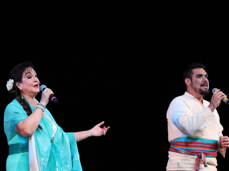 El canto fue dirigido por la soprano Carmen Montfort.