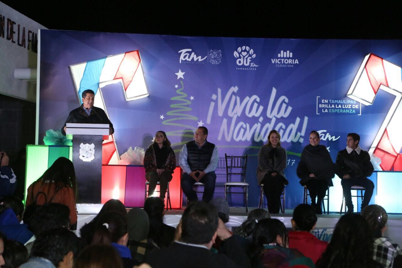 El gobernador de Tamaulipas, realiza encendido de pinos.