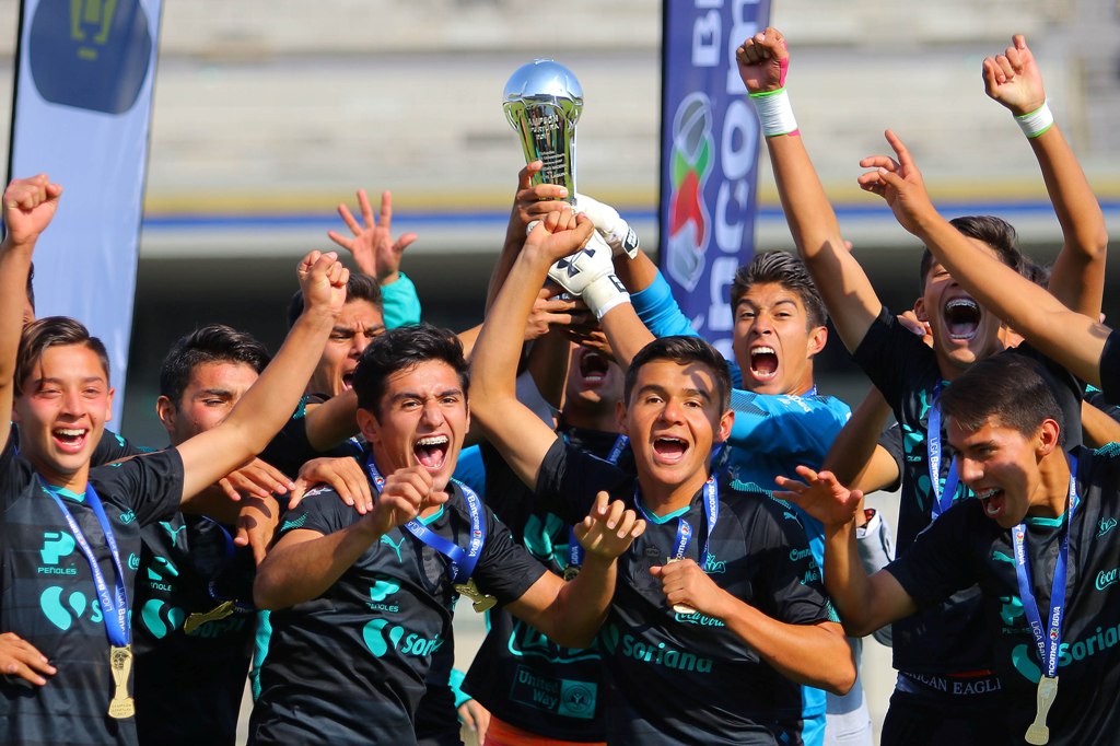 Jugadores de Santos Sub 17 en festejo