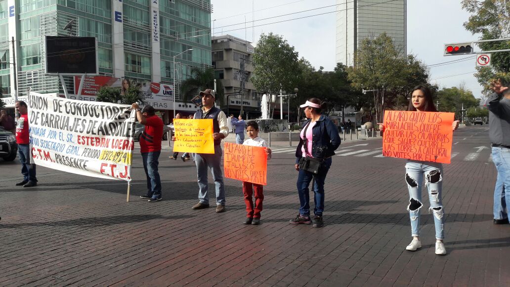 El contingente detuvo el tráfico en avenida Chapultepec a su cruce con Vallarta, donde pidieron a los automovilistas apoyo para recuperar sus trabajos