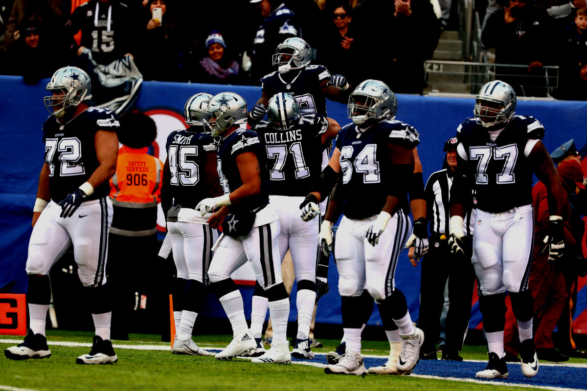Dez Bryant celebra con sus compañeros