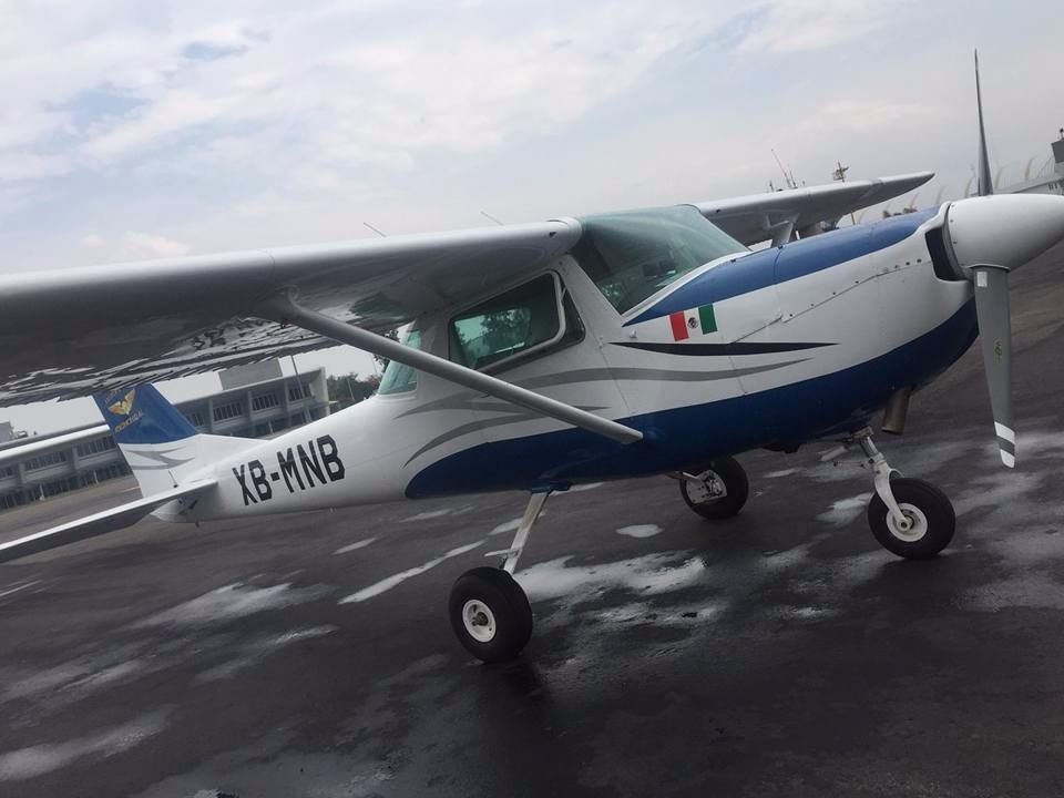 Es una avioneta Cessna, con matrícula XB-MNB.