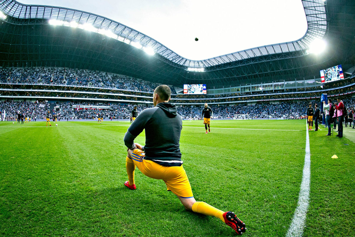 Los jugadores de Tigres ya calientan en el Estadio BBVA Bancomer