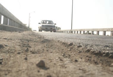 La vía carretera está llena de hoyancos.