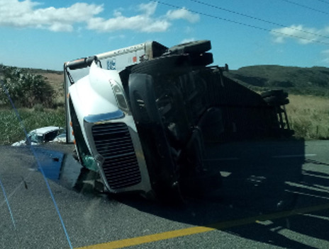 Las rachas de viento de hasta 140 kilómetros por hora derribaron cinco tractocamiones en la zona de la Ventosa, en Oaxaca.
