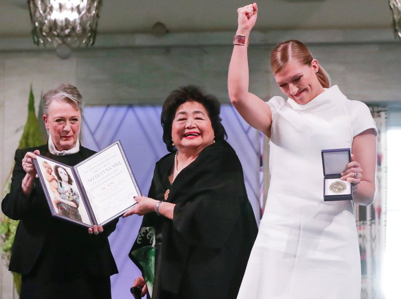 Los representantes y ejecutivos del ICAN durante la ceremonia de entrega del Premio Nobel, en Oslo.