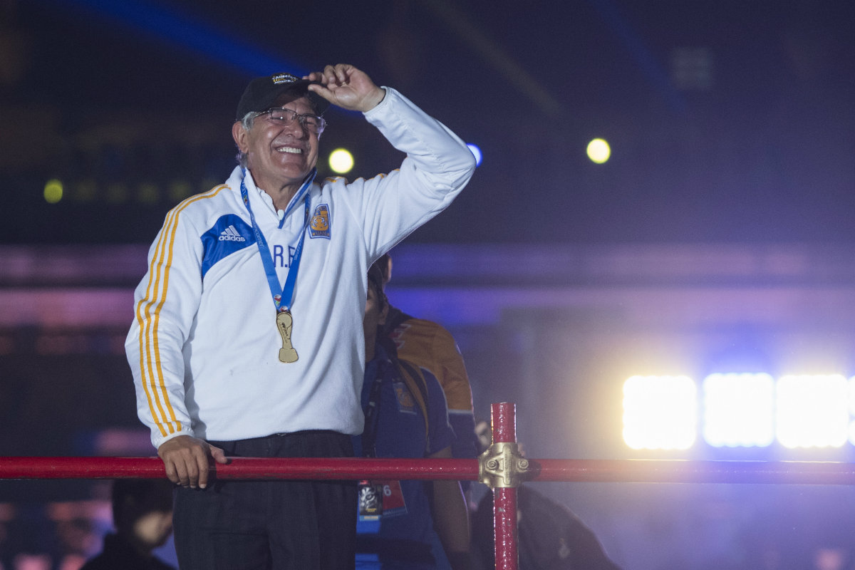 Ricardo Ferretti durante el festejo del título de Tigres en el Apertura 2016