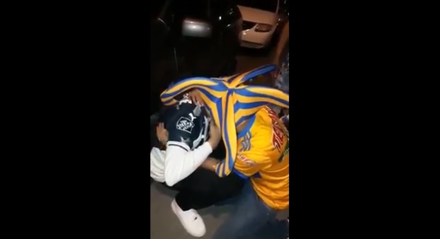 Aficionado de Tigres consoló a un seguidor de Rayados 