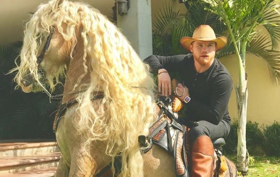 'Canelo' posó con un caballo frisón 