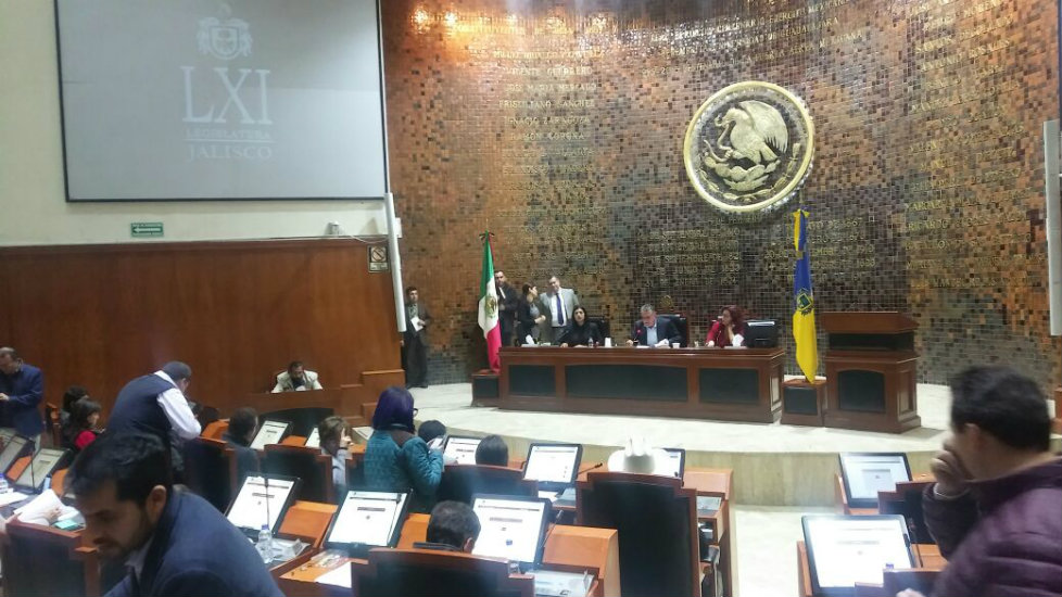 En la primera, segunda y tercera ronda se obtuvieron 35 abstenciones de los diputados presentes.