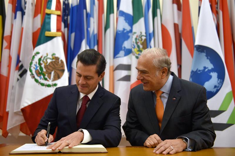 Enrique Peña Nieto durante un encuentro con el secretario general de la Organización para la Cooperación y el Desarrollo Económicos (OCDE), José Ángel