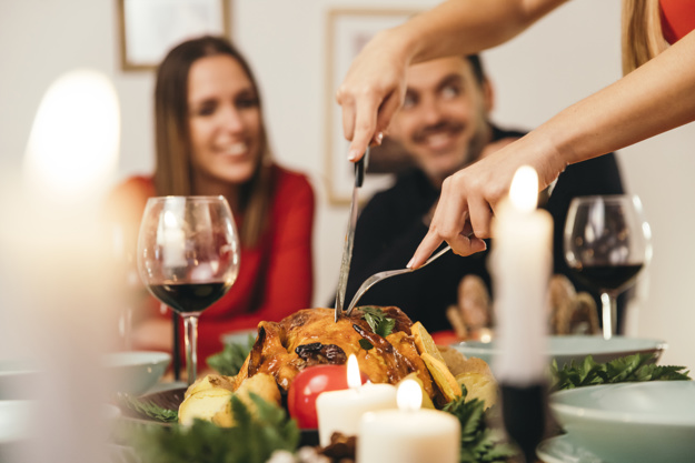 No exageres con en las fiestas con la comida, la moderación es tu mejor aliado para cuidar tu peso. 