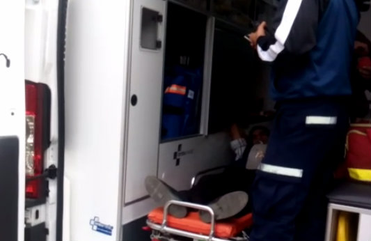 Juan se sintió mal y fue auxiliado por paramédicos de la Cruz Verde. 