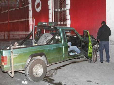 La camioneta quedó impactada contra un negocio de comida.