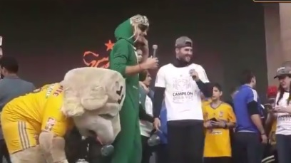 Nahuel Guzmán animó a Gignac a bailar el 'Bomboro' en el festejo de Tigres