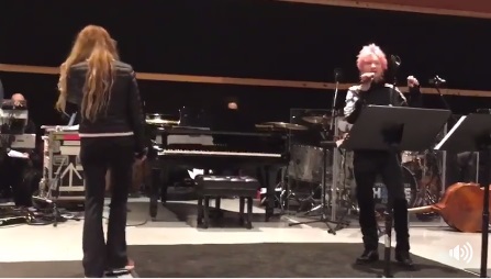 Paulina Rubio canta con Cyndi Lauper "Girls Just Want To Have Fun".
