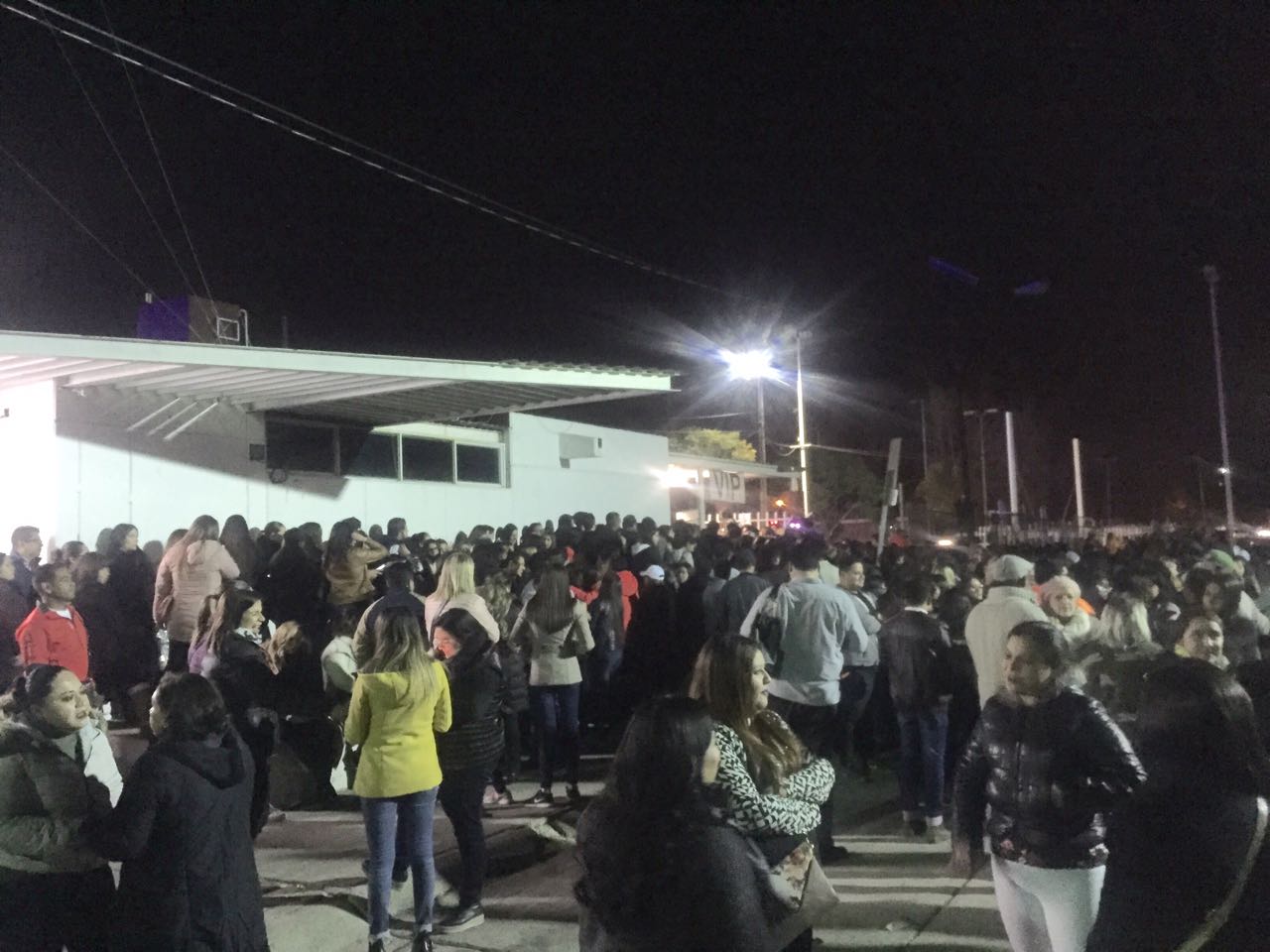 Hasta las 21:30 horas ingresaron los fanaticos a la Velaria de León 