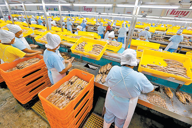 La compañía emplea a 2 mil 300 personas solo en su planta de Manzanillo. 
