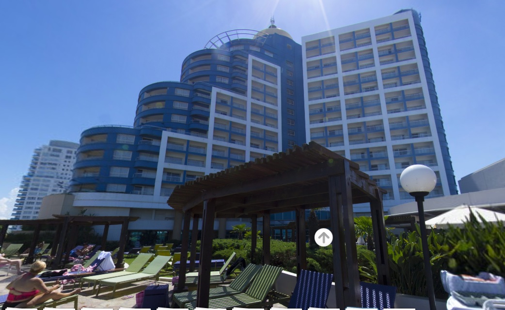 El cuerpo fue encontrado en el estacionamiento del lujoso hotel y casino Enjoy Conrad.