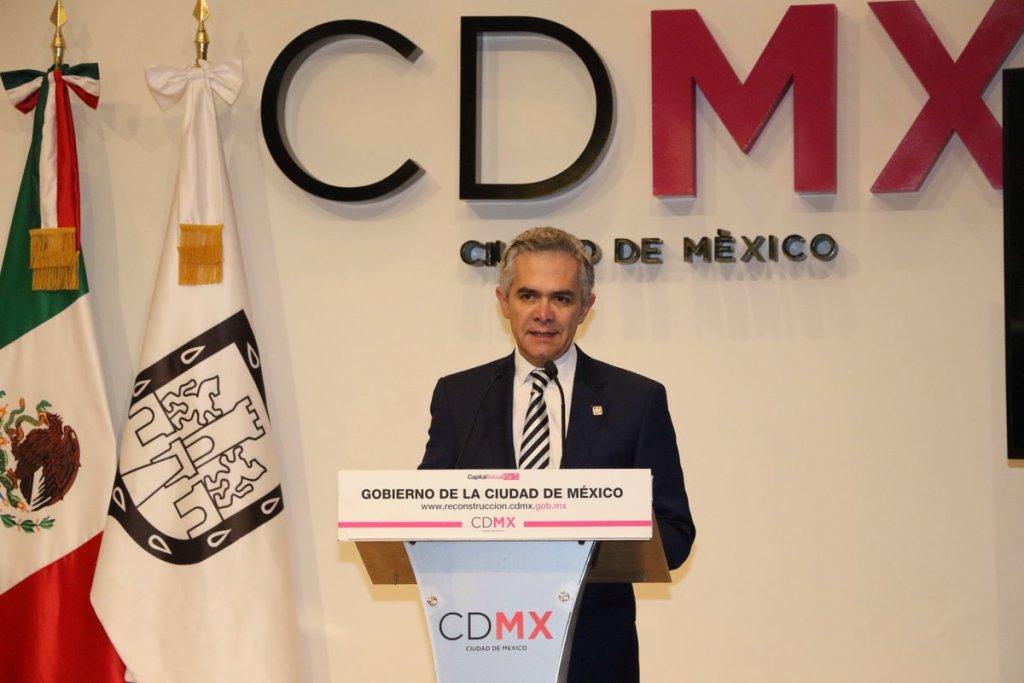 Mancera explicó que serían miles de millones de pesos los que se gastarían para atender las becas a este sector.