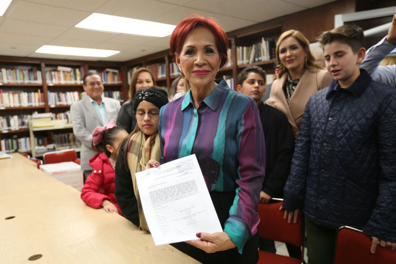 María Teresa Martínez busca la alcaldía de Santa Catarina. 
