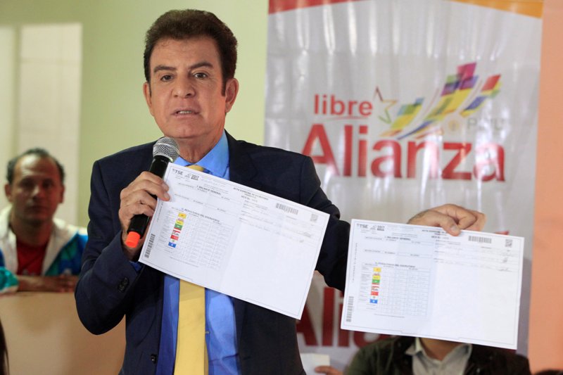 Entre tanto, Nasralla dijo haber entregado pruebas del fraude, incluyendo copias de 80% de las actas electorales que confirmarían su victoria en las u