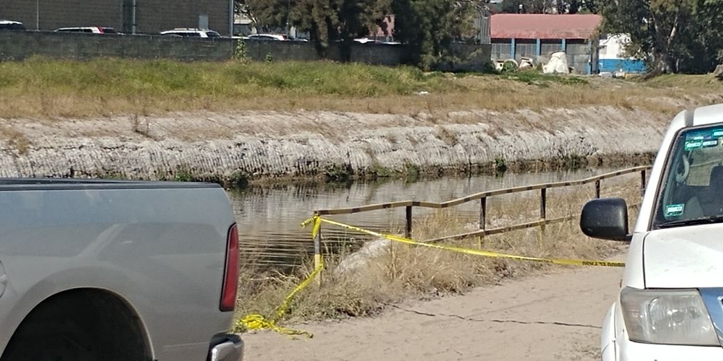 Oficiales municipales acudieron a la calle Hortelano y Fontaneros, donde fue hallado el cuerpo.
