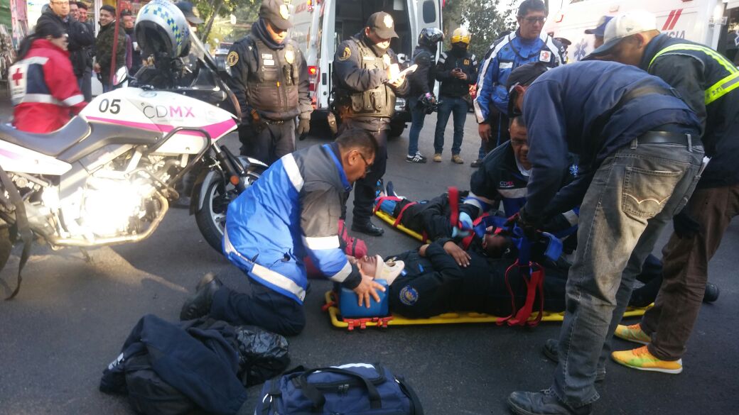 Seis paramédicos atendieron a los policías lesionados que quedaron tendidos sobre el arrollo vehicular.