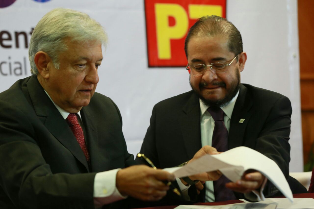El precandidato de Morena, Andrés Manuel López Obrador, encabezó la firma de la coalición electoral con PT y Encuentro Social.