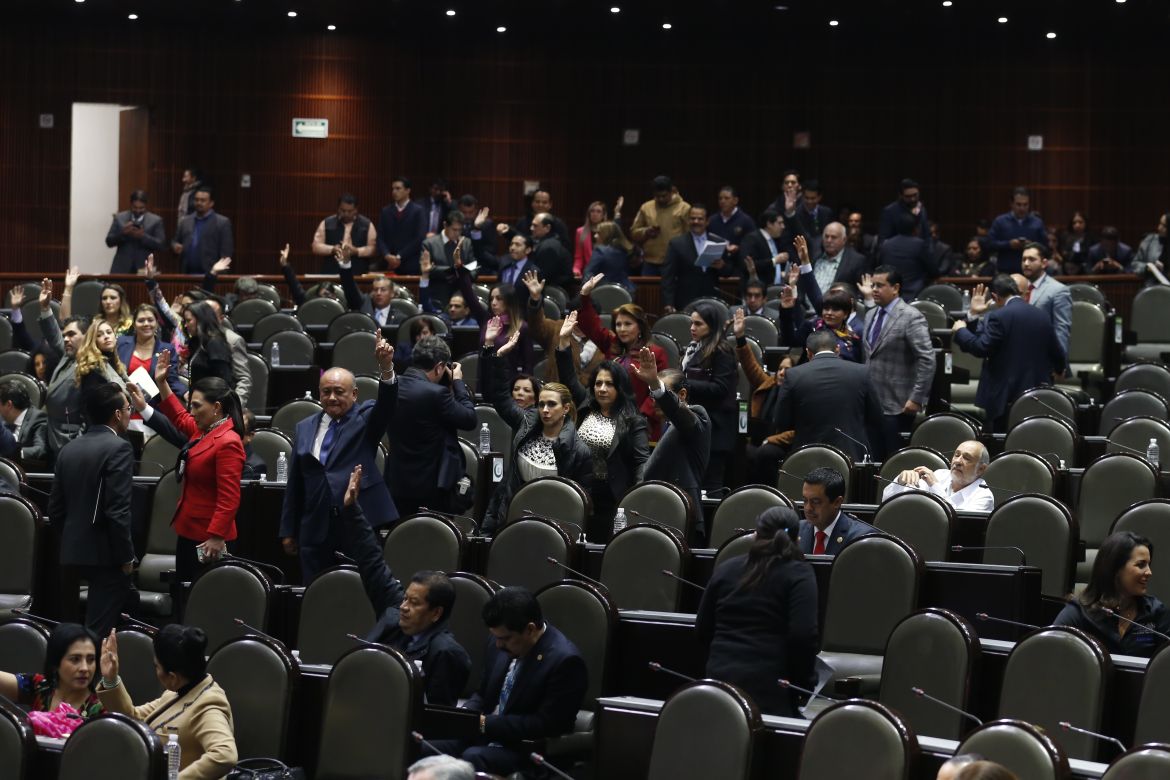 El presidente de la Mesa Directiva, Jorge Carlos Ramírez Marín, tomó protestas a los nuevos diputados.