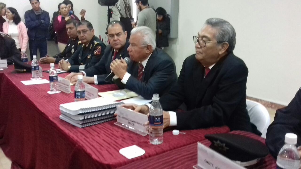 a Armando Romero Rosales (derecha) nuevo delegado de Gobernación de Guanajuato. 