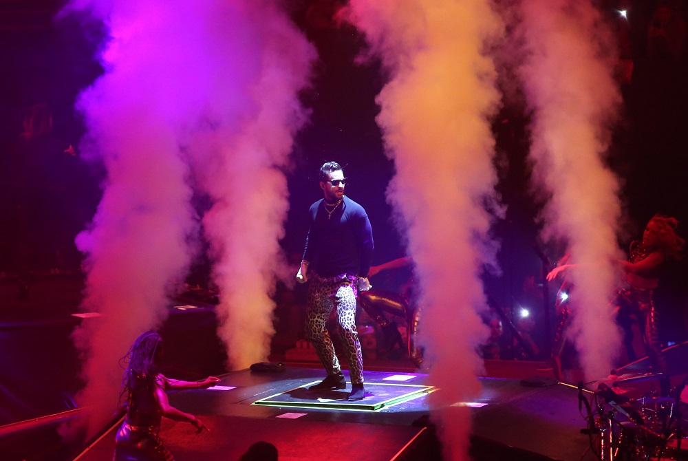 El concierto inició a las 21:30 horas, entre luces, bailarinas y los gritos enloquecidos de las fans.