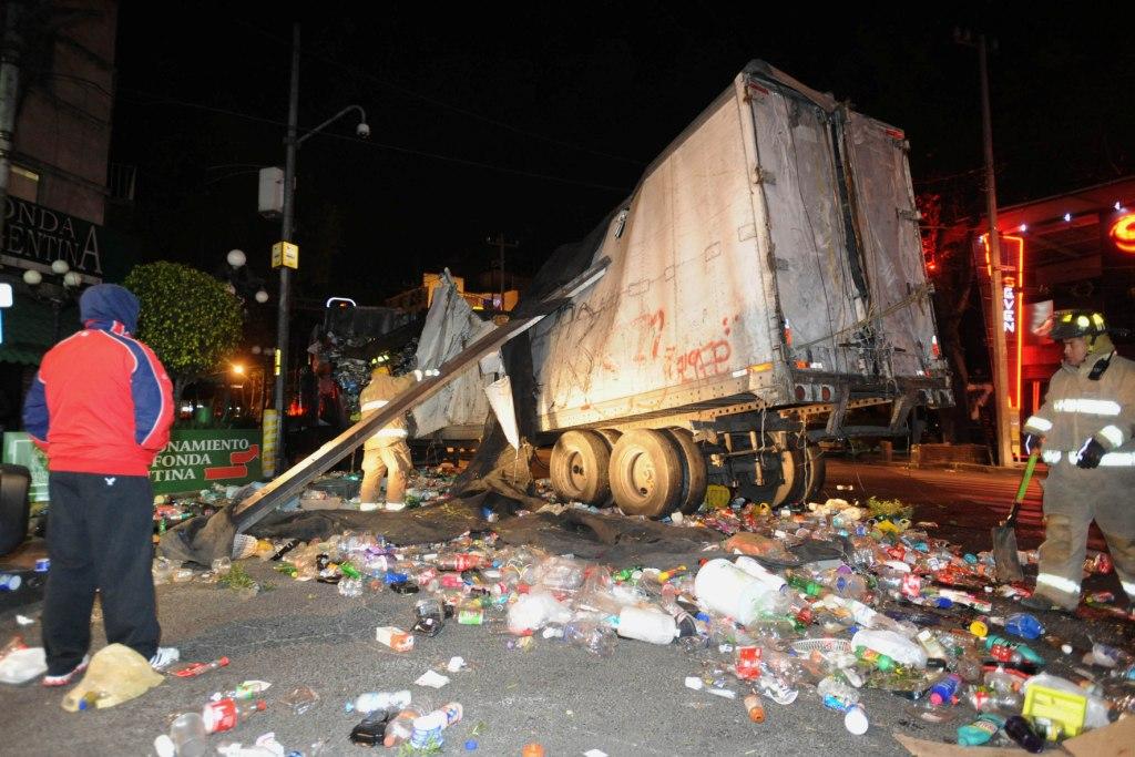 Debido al choque, la caja del tráiler se partió a la mitad.