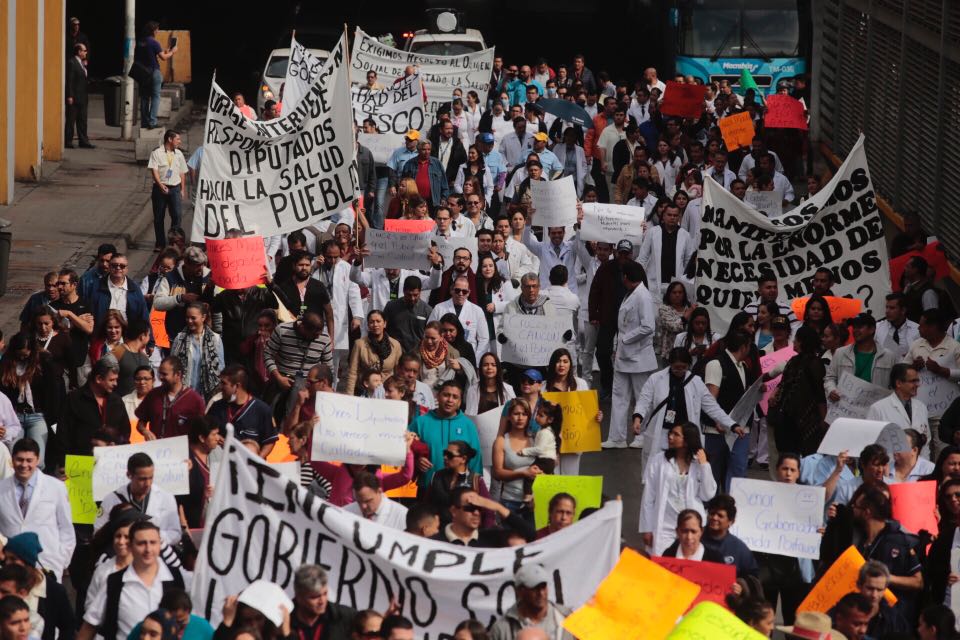 Enfermeras, camilleros, médicos, y administrativos se movilizaron en el centro de Guadalajara.