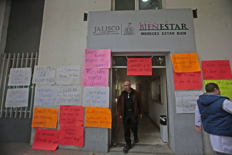 Marchan trabajadores de los Hospitales Civiles de Guadalajara.