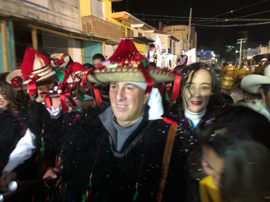 Meade fue vestido con el traje típico de San Juan Chamula, acompañado de su esposa Juana Cueva.
