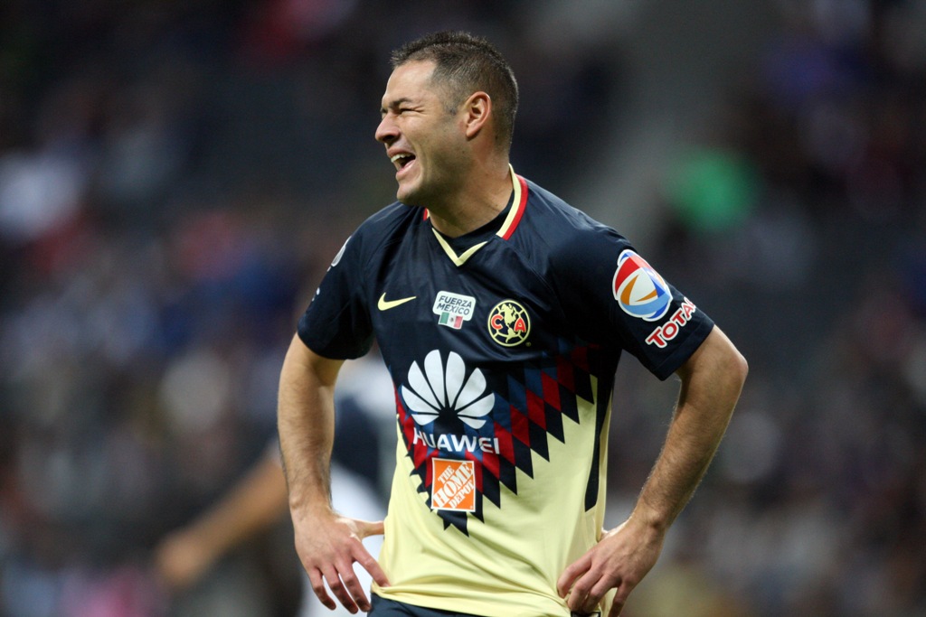 Pablo Aguilar en un partido con América