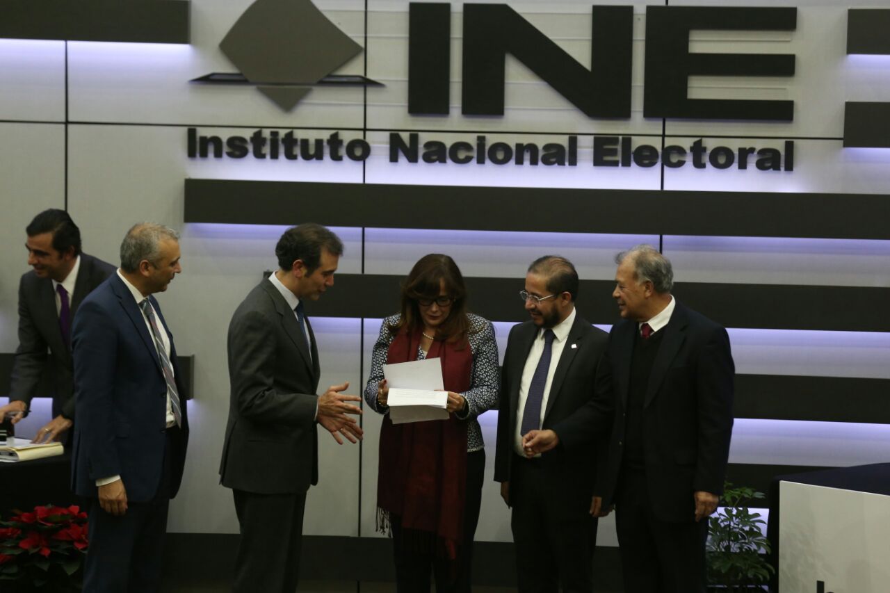 Los representantes de Morena, PT y Encuentro Social registraron ante el INE la coalición electoral.