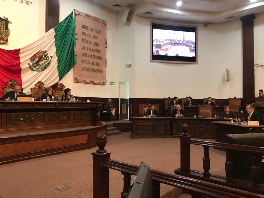 El secretario de finanzas, Blas Flores Davila, entregó al Congreso el Paquete Fiscal para el Ejercicio 2018.