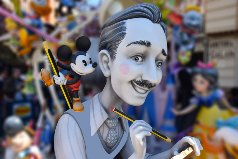 Una escultura de Walt Disney y Mickey Mouse en España.