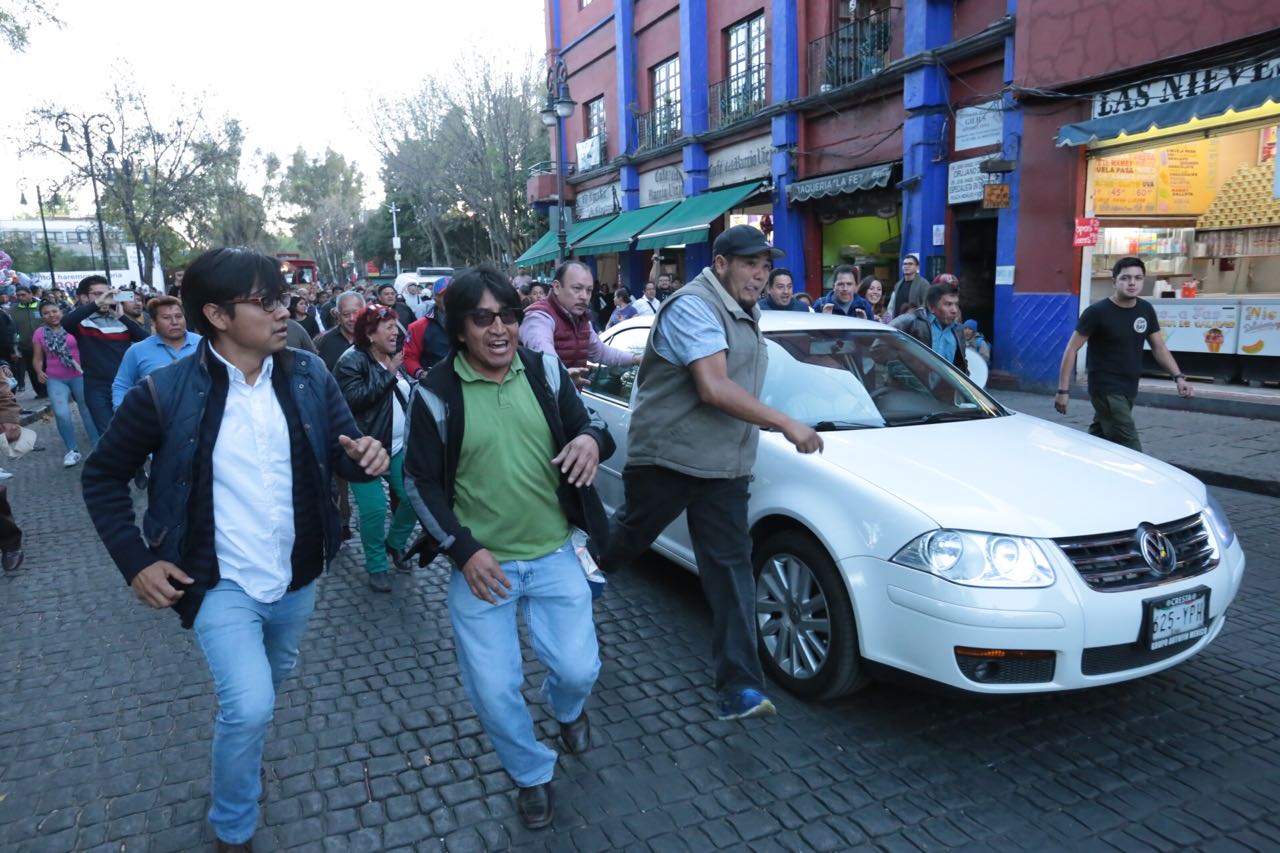 López Obrador abandonó la plaza en la que encabezaba un mitin en Coyoacán.