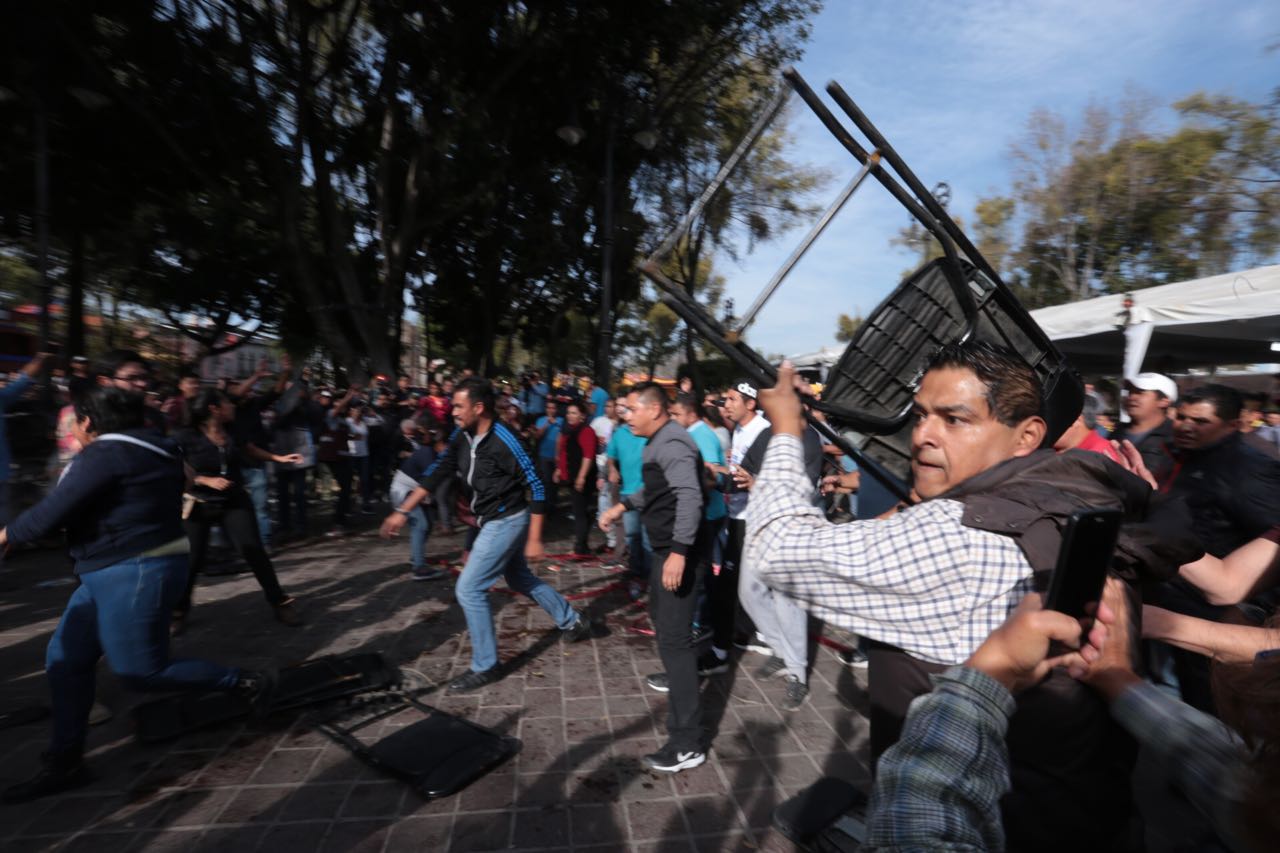 Los manifestantes se enfrentaron por los espacios en la plaza de Coyoacán.