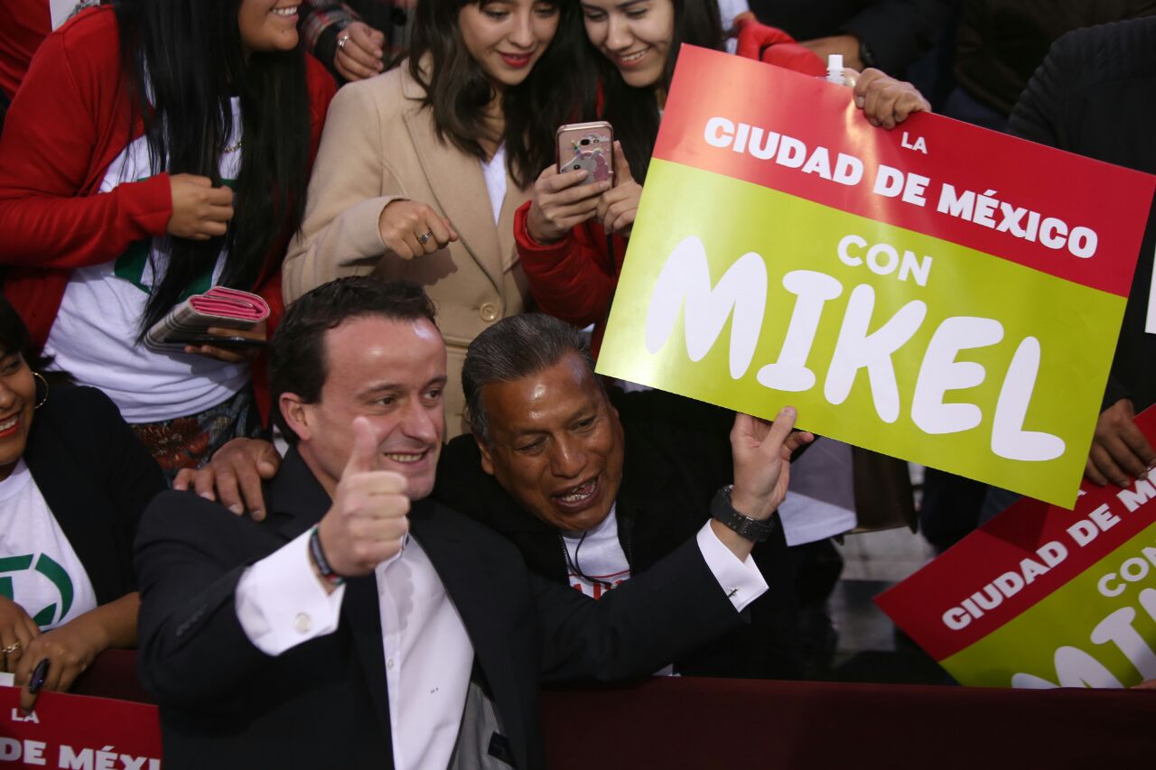 Mikel Arriola a su llegada a las oficinas del PRI para registrarse como precandidato a la CdMx.