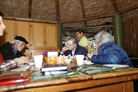 El precandidato desayunó con el Grupo Ecológico Sierra Gorda. 
