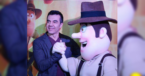 El actor le da vida con su voz a La Momia, otorgándole un poco de la esencia divertida de Uribe