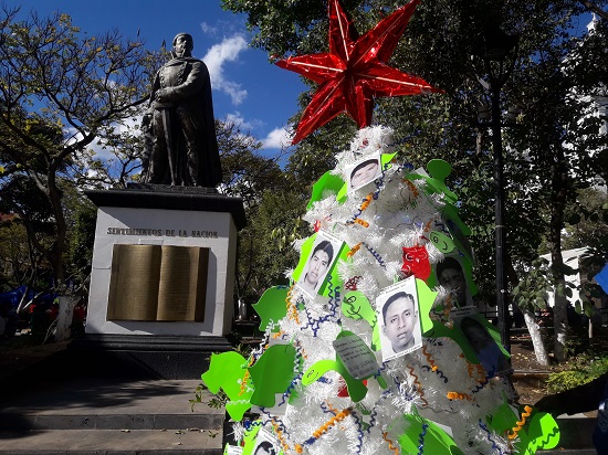 El árbol fue colocado en el zócalo de Chilpancingo, al pie de la estatua de José María Morelos y Pavón.