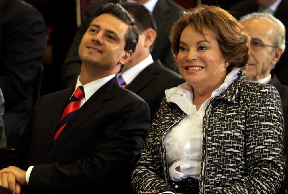 En el 2004, Elba Esther Gordillo era líder del Sindicato de Trabajadores de la Educación y posteriormente también fundadora del Partido Nueva Alianza.