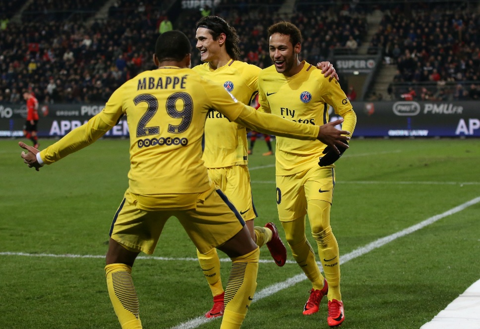 Neymar, Cavani y Mbappé en festejo de gol
