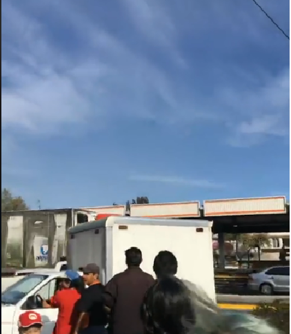 Las personas se conglomeraron sobre Calzada de Tlalpan para observar los objetos en el cielo azul.