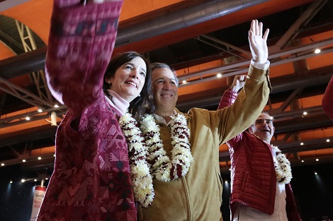 El precandidato del PRI visitó la capital de Puebla en compañía de su esposa.